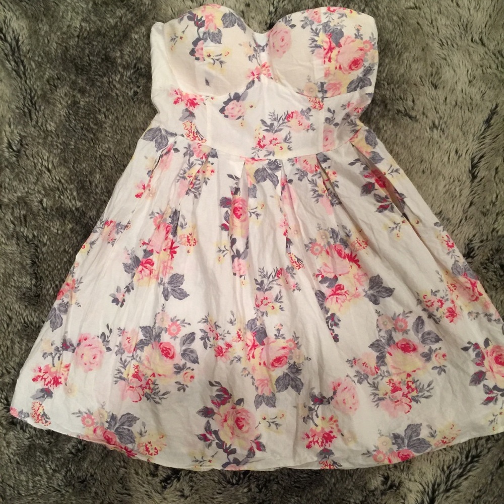 🌸White floral strapless party dress!🌸